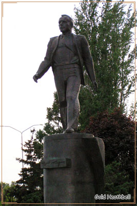 Памятник космонавту Гагарину Памятник космонавту Гагарину