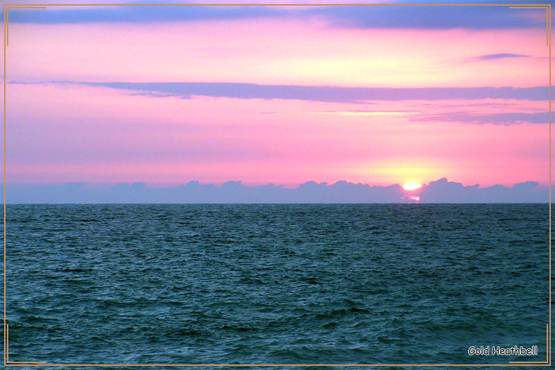 солнечный восход на море